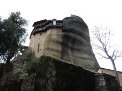 私たちはVisit Meteora Travel社のメテオラサンセットツアーに参加しました。子ども含む家族８人で180EUR。

まずはアギオス・ニコラオス修道院を訪問。