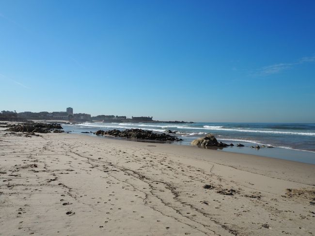 ポルトガルの友人は午前中は仕事があるとの事で<br />日本人2名とブラジル人1名で<br />海でのんびり。