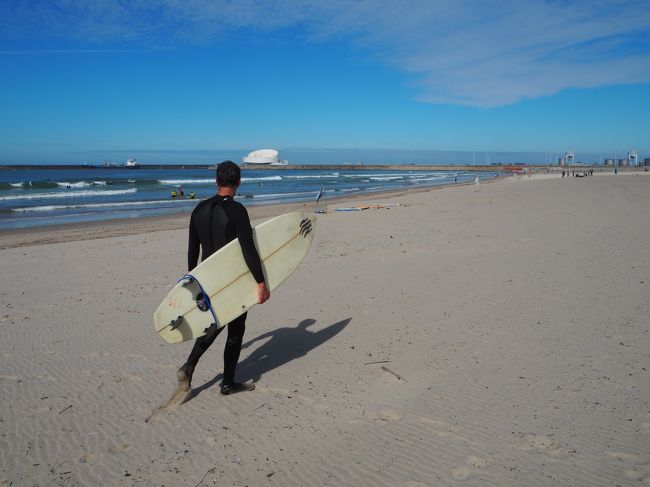 ブラジル人はサーフィンをする言い<br />それを見ながら日本人2名はお喋り。<br />のんびりと穏やかに過ぎて行くポルトでの時間。