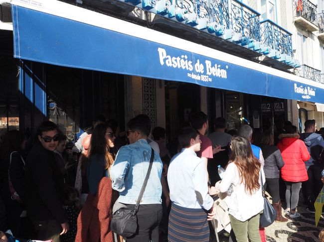 行列です。<br />でも食べたいので並びます。