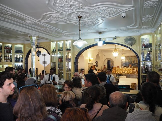 店内は大混雑です。<br />でも、食べたいので並びます。