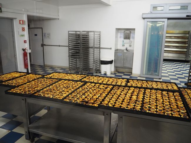 と思ったら<br />ポルトガル人戻って来て、ここで昼食です。<br />レストランに入ります。<br />