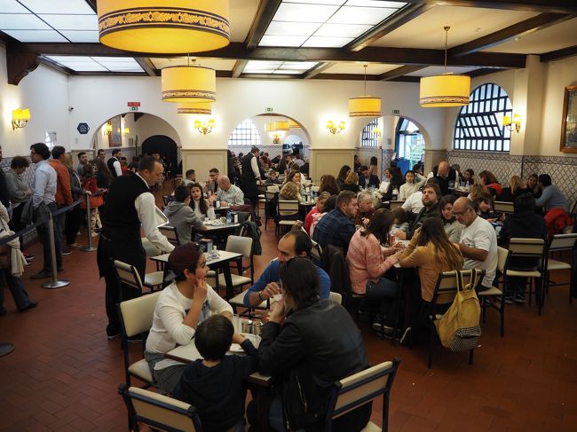 レストランも行列。