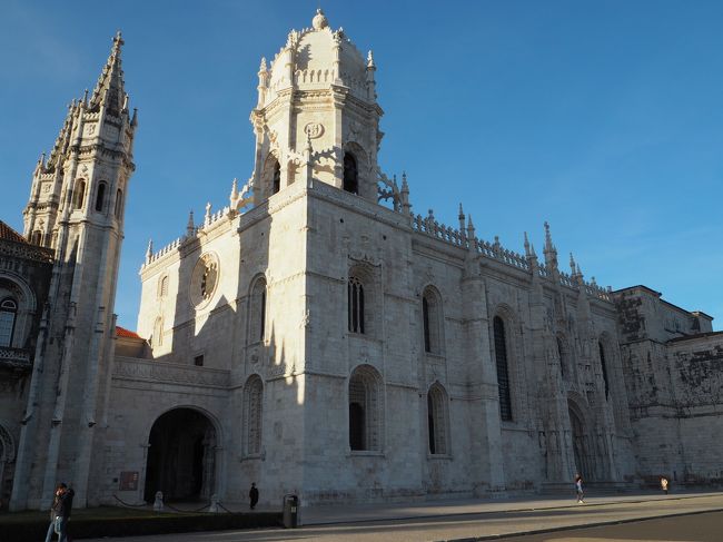 ザ・教会って感じです。<br />大きくて白い。<br />荘厳。<br />中に入るのが楽しみになります。