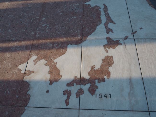 発見のモニュメントの前には世界地図。<br />いつ発見したのかが分かる年号が記載されています。<br />日本は1541年。