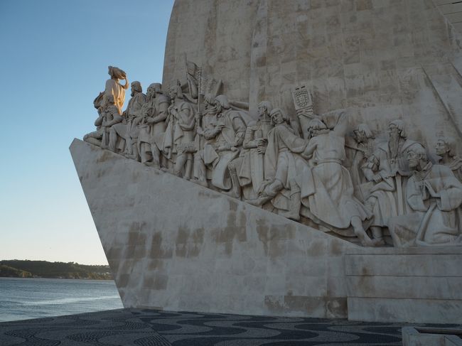 その後ろ。東側。