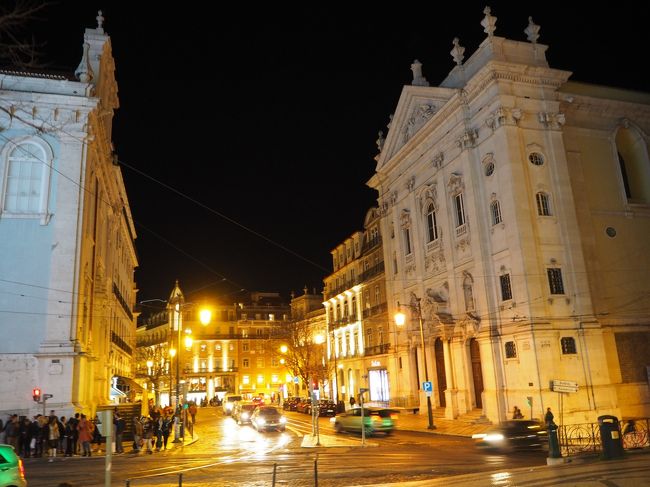 3月下旬のリスボンの夜は少し肌寒い。<br />でもそんなの忘れるくらい綺麗な街並み。