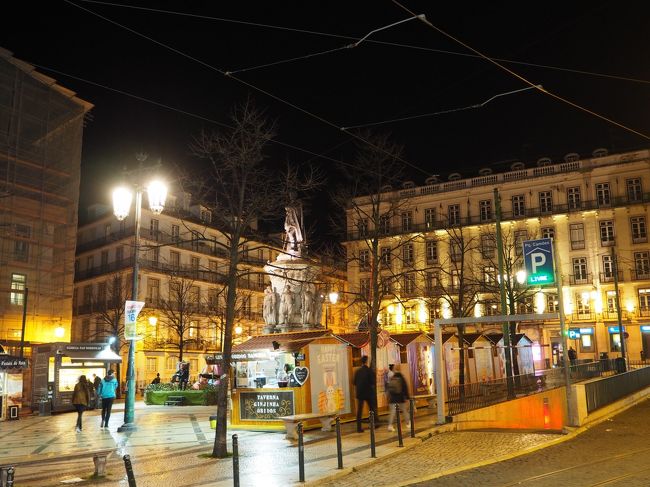 なんかの広場。<br />意外と人が多くて、やっぱり首都だな。