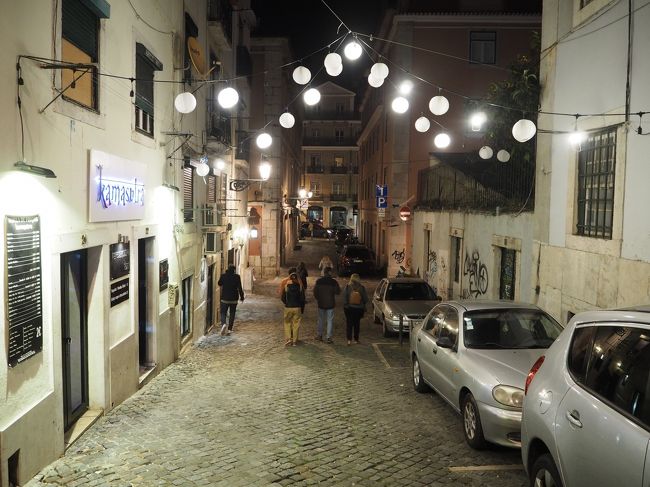 ファドを楽しみながら、お腹いっぱい食べました。<br />なんて事ないレストランの前の道。<br />でも、おしゃれ。