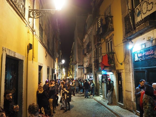 若者で賑わう飲屋街へ。<br />大学の卒業式？とかで大賑わいです。<br />リスボンの夜。エキサイティング！