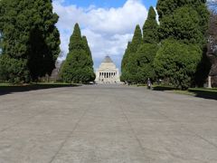 戦争慰霊館。
道中は国毎に小さなお墓がありました。