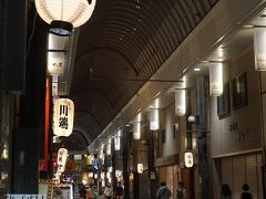 ●川端中央街

博多を代表する商店街。
お店は閉まってますが、提灯が良い雰囲気を醸し出しています。