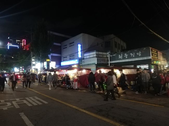 夜、仁川空港から宿のあるチョンノ3街へ。<br />arex(空港電車)と地下鉄乗り継ぎ。<br />kkdayでarexチケットを少しだけお得に事前ネット購入しておき入口のブースで予約番号見せると500ｗのデポジットを要求されカードをくれる。<br />指定席だが空いていれば座れそうなので、kkdayで買うより安い指定席ではないチケットをその場で買った方がよかったかも。<br />ちなみに今回現金は親戚がくれたウォンが結構あったので両替の必要はなかった。<br />あとt-moneyも10年くらい前のが残っていたのでダメもとで持って行ってみたら1500w残っていて追加チャージして使えた！<br />wifiは今回もglobal wifiで。<br />ハワイの時に気がつかなかったが、前日自宅宅配を選べばかからなかった2000円<br />に気づいてムカついた。<br />出発日より2～3日前自宅宅配をうっかり選んでしまうと2000円かかるからね！気をつけましょう。<br /><br />チョンノ３街・・・前の旅行記に書いたあの悪夢が蘇ってきた。宿を予約する時に気がつかなくて景色を見て気がついた。偶然また同じ場所のホテルにしてしまうとは。というか安宿密集地域なんだよね。<br />スマホがあるので前よりは迷わなかったが、それでも迷ってやっと到着。<br />ほんとこの街苦手だわ～<br />宿の近くのほっそい路地は、若者が道端で焼肉してて大賑わい。<br />コプチャンやらテジカルビやらカルメギやら。<br />おしゃれなお店も多い。<br />到着したのが金曜の夜だったせいもあるがあまりに賑やかで孤独感。<br />