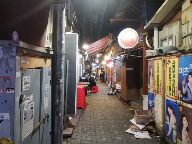 こんな路地が宿までずっと続く。奥の方に行くと人がうようよ。