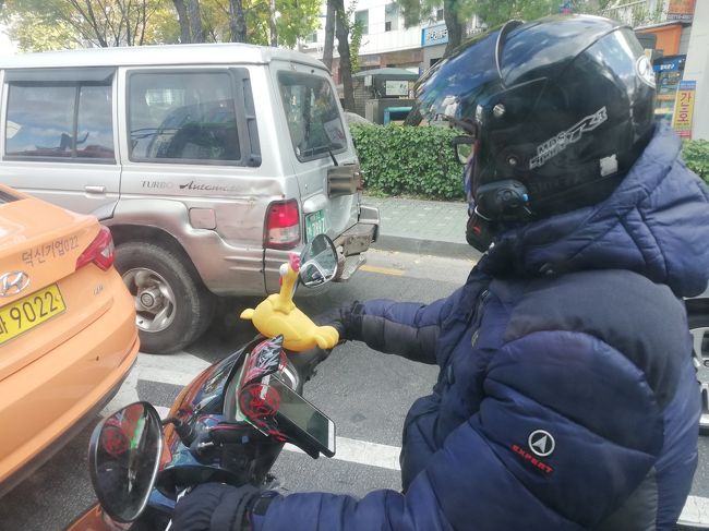 バスに乗り移動。<br />チキンのデリバリー