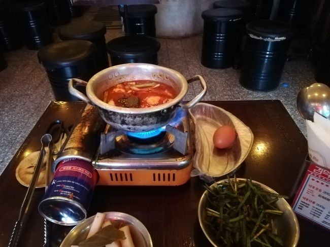 昼ご飯。若者に人気のコプチャン。<br />2人前からしか頼めない。<br />私が「1人」と言うと「２人からよ」と断ってくるのを<br />負けずに「2人前でもOK」と言うと食べられます（笑）<br />チゲはコプチャン盛り合わせについてくる。<br />お店の人が生卵をチゲに入れてくれる。<br />このチゲおいしい！