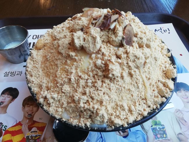 初ソルビン。日本にもあるけど行ったことなかったので。<br />きなこピンス。<br />きなこが冷たさを消すのかそんなに冷たく感じず完食。<br />ホンデの街を歩くハロウィンの仮装した若者を眺めながら。