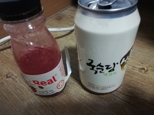 翌日曜がロッテマートの定休日と知りそれは大変だ！と土曜の今夜中にお土産爆買い。ほぼ海苔。<br />宿で飲むマッコリとかジュースも買う。<br />二段ベッドでグビグビ。