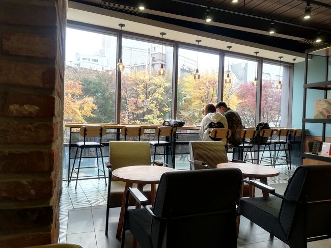 HOLLYS COFFEEからホンデの紅葉を愛でる