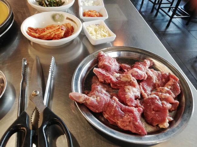 テジカルビは脂っぽいからカルメギという脂の少ないお肉。<br />これも２人前からなので2000円近くしてしまう。