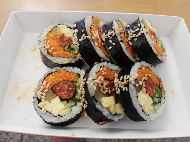 宿に戻る前に最後にバスを途中下車し、気になっていた新世界百貨店のキムソンセンキムパ。仁川空港にもあるけど、早朝は開いていないとのことなので。<br />これは珍味キムパ（イカキムチ入りキムパ）<br />焼肉キムパも買った。翌朝空港で食べる用。<br />焼肉キムパがおいしかった。（翌朝少し腐りかけでやばかったけれど）<br />宿に夜8時に着いてチェックアウト<br />宿のお兄さん(日本語ペラペラ)が「もうチェックアウト？」と驚く。「明日朝起きる自信がないからこれから空港に向かう」と言うと「最終の空港行きバスの時間まで20分」と言うので慌ててバス停へ向かった。<br />最終バスの時間、案外早い。危なかった。<br />1時間ちょっとで空港に到着。ベンチで寝ている人<br />多数。私も寝た。寝られないけど。<br />空港内は24時間営業のロッテリアあり。<br />日本より安い訳でもないのて食べず。<br />4日目<br />朝5時頃からタックスリファウンド(別編参照)に四苦八苦して<br />さよならソウル。<br />搭乗口付近のJAMBA  juice でオレンジジュースを飲んだけど600円くらいするのに美味しくない！<br />お店がたくさんあるので今度は他の店にしよう。<br />