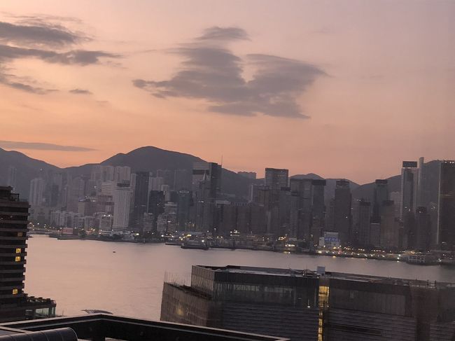 ぐっすり眠ったので早めに目が覚めました。朝焼けがきれいです。<br />昨日の夜、部屋からシンフォニーオブライツが見られるかな～と思いましたが、8時になっても始まってるのかわからず…やっぱり外に見に行かなくちゃ、とおもいました。<br />さて、朝ごはんに出かけます。