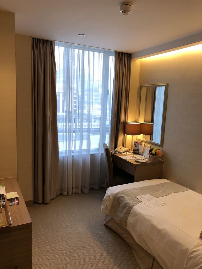 空港に着いたら、まずKKdayで予約していたWiFiを受け取り。そして、同じく同じくKKdayで予約していた割引チケットで、エアポートエクスプレスに乗って九龍駅まで。駅からはK2のシャトルバスに乗ってホテルに向かいました。<br /><br />KKdayはWiFiも安くて、受け取りも簡単、サクサク繋がるし、<br />エアポートエクスプレスのチケットも降車時にQRコードを改札でピッとするだけで簡単！オススメです。<br /><br />ホテルは楽天で部屋指定なしで予約しましたが、いわゆる「パーシャルハーバービュー」のお部屋でした。隅っこの狭い部屋だったけど、ひとりには十分な広さでした。