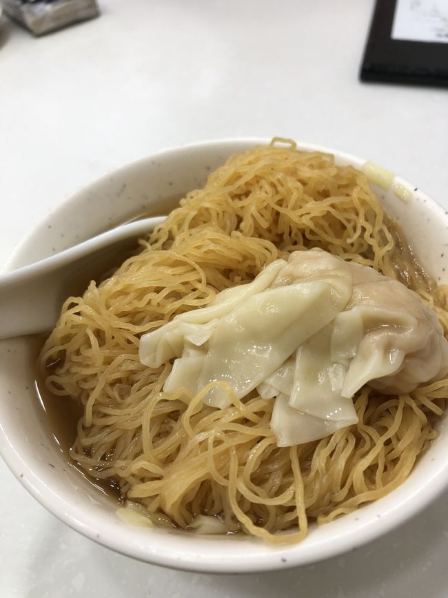 なんだか写真が下手くそで、輪ゴムの束みたいですけど、とっても美味しいんですよ。ワンタンは下に隠れています。海老がプリプリです。<br />「これだよ、これ。あー、香港来たなー。」って感じました。