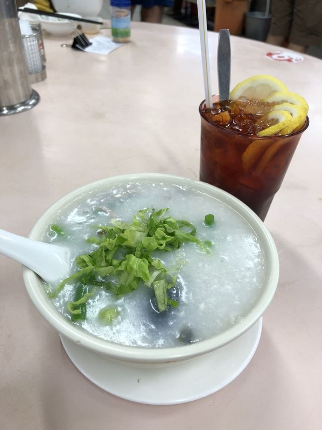 バスに乗って「妹記生滾粥品」へ向かいました。<br />香港の街中はバスがたくさん走っているので便利です。GoogleMAPがあれば検索も簡単だし、車内は停留所の表示もちゃんと出るし、地下鉄より時間が省略できることが多いので、便利です。今回はタクシーを一度もつかいませんでした。<br /><br />オーダーしたのは、レモンたっぷりのレモンティーと、薄切り肉とピータンのお粥です。カラダに沁みわたる美味しさ！