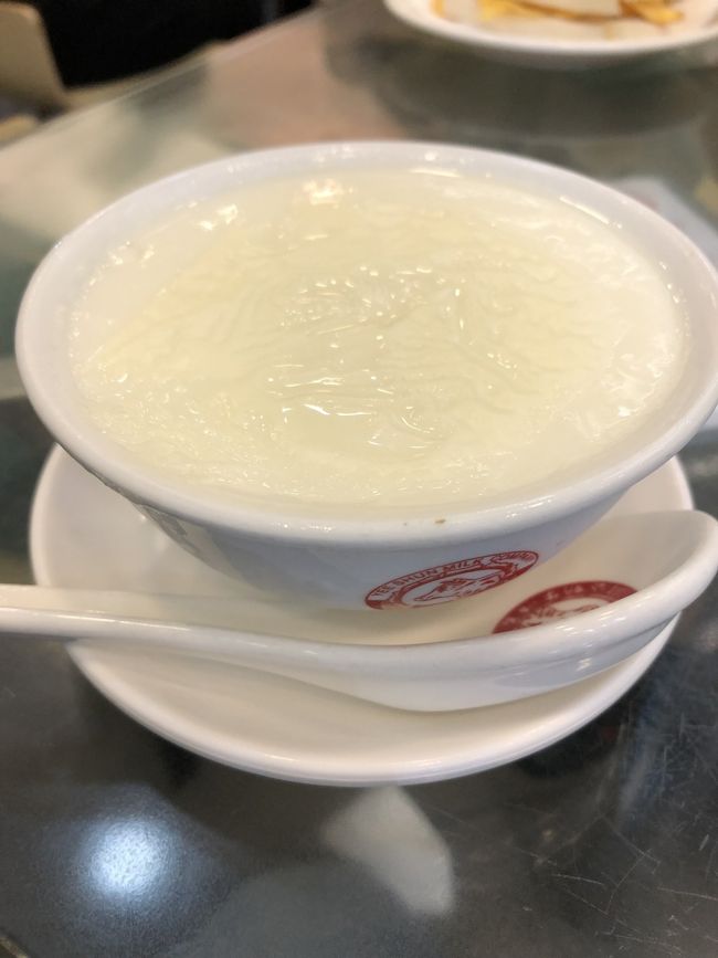 デザートはすぐ近くの義順でミルクプリンを。冷たい方にしてみました。<br />なんとも言えないやさしい甘さと口どけ～。普段あまり牛乳は飲まないのですが、ここのミルクプリンは大好きです。けっこうな大きさでしたが、ペロリ！<br /><br />初日は早起きだったので、NHKワールドで「チコちゃんに叱られる」を見ながらウトウト…早めに就寝しました。