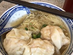 今回は3日間で3店の海老ワンタン麺を食べましたが、スープの味・麺の固さ・海老のプリプリ度からして、わたしはここのお店のお味が一番気に入りました。
どこも量が少なめなので飽きないし、食べ比べもたのしいですね～。

お店を出て少し歩いたところに「泰昌餅家」があったので、デザートにエッグタルトをを買ってその場で食べました。焼きたて、美味しかったです！（即食べちゃったので写真がない…）