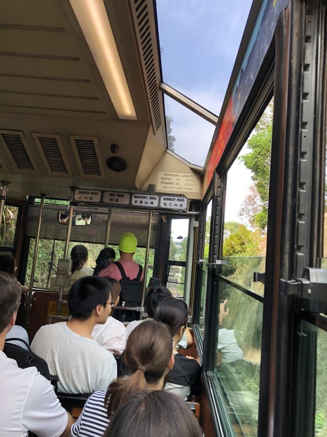ピークトラムの駅に着いたのはまだ9時過ぎでしたが、ツアーグループもちらほら。<br />10分ほど並んで、無事にトラムの右側に乗車しました。<br />ちなみに、オクトパスカードがあればチケット売り場に並ばずにそのまま改札して乗車できます。<br /><br />それにしてもすっごい急勾配！日中に乗るのが初めてなので、景色がクリアに見えるから余計に感じました。途中駅で一瞬停車してフワッと戻る？感じがヒヤッとします^^;