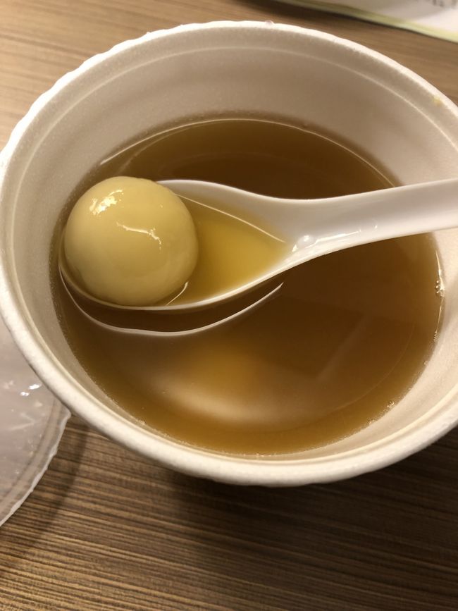 ホテルのお部屋にて。<br />黒胡麻餡の入った白玉だんごが、あったかい生姜のスープの中に入っています。<br />美味しい～。白玉団子、6つくらい入っていたと思うのですが、あっという間にたべちゃいました。生姜でカラダも温まったような。<br /><br />本日はこれにて終了です。明日は何食べようかな～