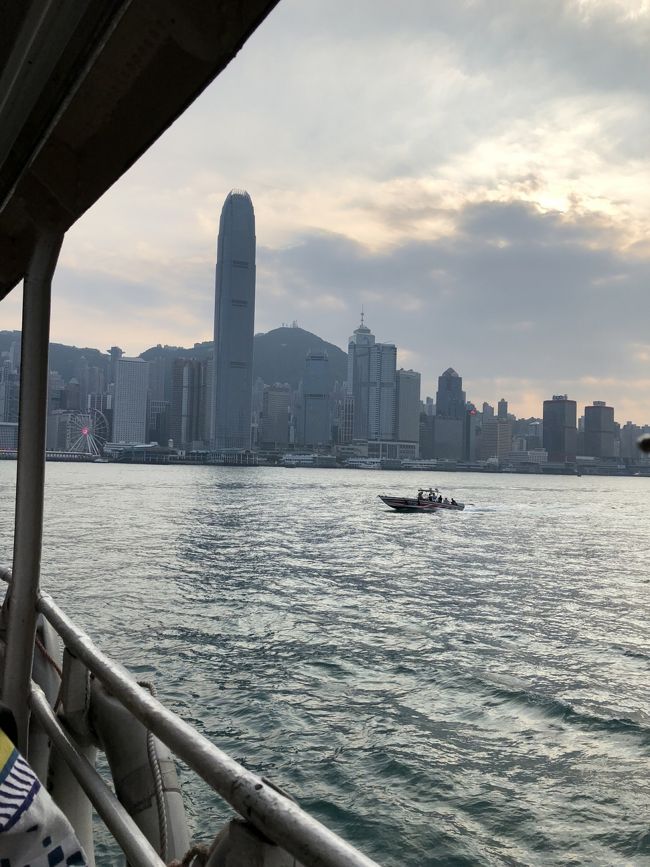 行きと逆のバスに乗って中環に戻り、尖沙咀まではフェリーに乗って戻りました。<br />海風がとっても気持ちよかったです！