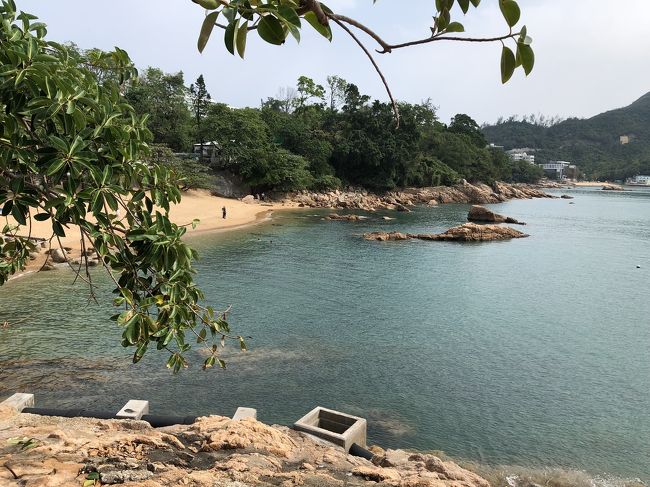 中環に戻って、30分ほどバスに揺られてスタンレーに向かいました。<br />海岸線をバスの2階席から眺めながら、ちょうどいいドライブでした。<br />途中のレパルスベイでは海水浴をしている人もいました。