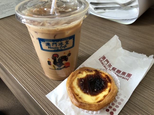 仕方がないので、ホテル近くまで戻って、ミルクティーとエッグタルトを持ち帰りました。たしかタルトが10ドルでミルクティーが26ドル。このお店はイートインの一人当たり最低金額が40ドルと決まっているので、この組み合わせだと、イートインはできないのです。。。香港はこういうお店、けっこう多いですね。<br /><br />ホテルで荷造りをしながらたべました。こちらのタルトも美味しかったです。ミルクティーはどこで飲んでもハズレがありませんでした。