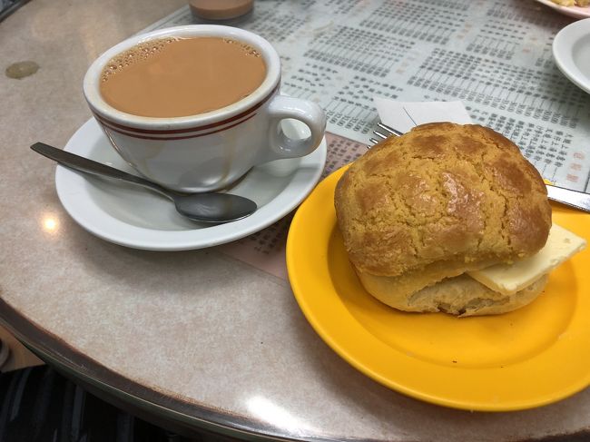 前日のお粥のお店にリピしようかとも思いましたが、やっぱりパイナップルパン食べておかなきゃ！ということで、湾仔の「金鳳茶餐應」まででかけました。<br />日本語のメニューもありました。<br /><br />ミルクティーはとっても美味しかったのですが、パイナップルパンが冷たいので、挟んであるマーガリンが全然溶けない…お隣のおじさんのはいい感じでジュワーっとなっていのだけど。タイミング、ですかね。それとも、マーガリンは固形のまま、が正しいのかな？