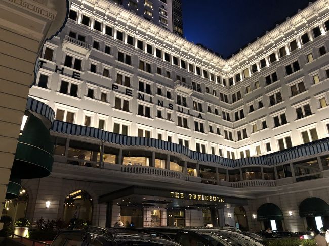 ホテルで一休みして、晩ごはんに出かけます。<br /><br />サリスバリーYMCAはペニンシュラのすぐお隣という素晴らしい立地です。駅やバス停、フェリーピアも近いし、何より九龍駅シャトルバスのバス停がペニンシュラのちょうど裏にあったので本当に便利でした。<br /><br />滞在時間が短い旅行の時は、少々高めでも、立地重視でホテルを選んだ方が、時間を有効に使える気がします。その点今回のチョイスは大成功！でした。