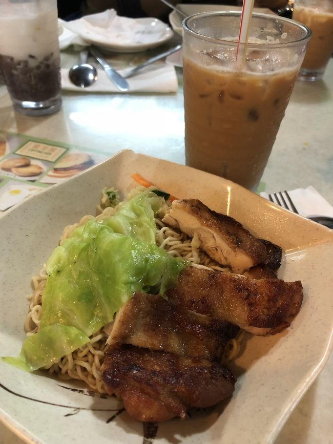 有名なアイスミルクティーと、ネギ油で炒めた出前一丁のうえにローストチキンがのっている不思議なお料理を食べました。これが、旨い！！<br />香ばしい鶏肉となんとも言えない風味の麺が合う合う。ネギの油だけでなく、横に添えてあるおろしショウガがまたいい仕事をしている！！<br />今回の旅で食べたご飯で1番といってもいいほど気に入りました。