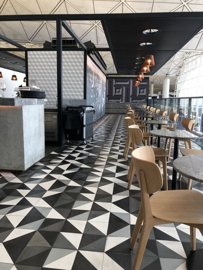 前に来た時は、空港の「許留山」で食べ納めをしたような記憶があるのですが、<br />空港店は無くなってしまったみたいで、残念。<br /><br />帰りの飛行機はプレミアムエコノミーなので、カンタスラウンジへ。<br />空いていて快適なのですが、フードはイマイチ。