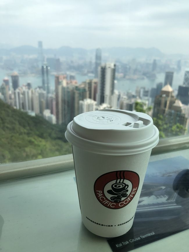 お店はほとんど開店前だったので、開いていたパシフィックコーヒーで、一休み。<br />この後の計画をいろいろ考えたりしました。<br /><br />で、帰りは行きとは違うルートにしようと、バスで下ることにしたのですが、まー、急な坂道で、しかも運転がワイルド！スリルを味わいながら中環に着いたら、お腹がすいてしまいました。