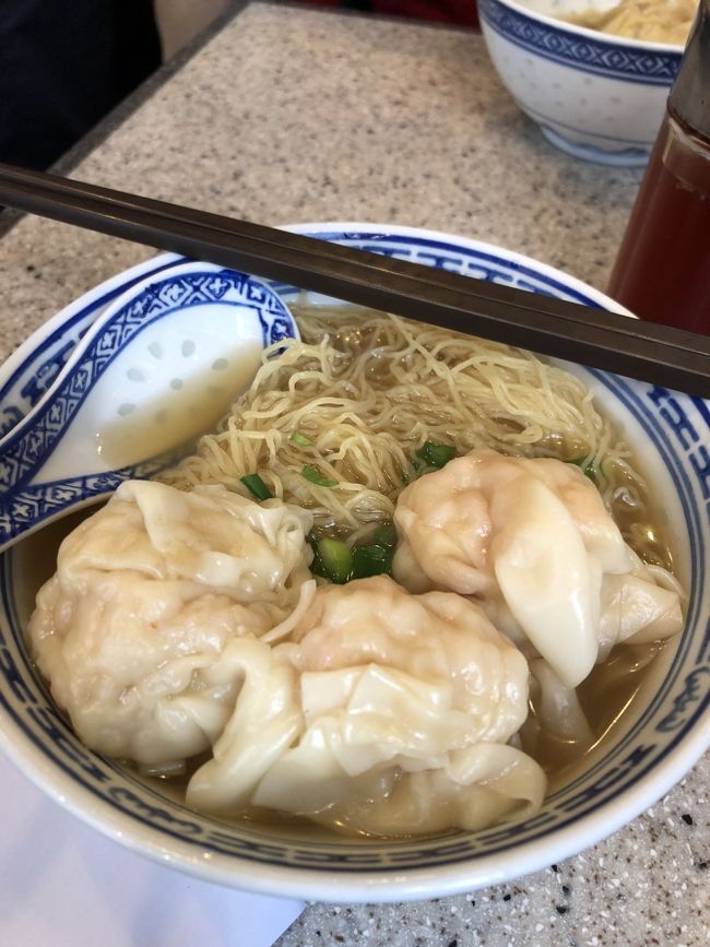 今回は3日間で3店の海老ワンタン麺を食べましたが、スープの味・麺の固さ・海老のプリプリ度からして、わたしはここのお店のお味が一番気に入りました。<br />どこも量が少なめなので飽きないし、食べ比べもたのしいですね～。<br /><br />お店を出て少し歩いたところに「泰昌餅家」があったので、デザートにエッグタルトをを買ってその場で食べました。焼きたて、美味しかったです！（即食べちゃったので写真がない…）