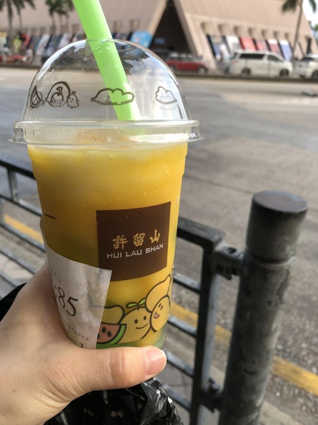 フェリーピアに着いたら喉が渇いて、ちょうど許留山があったので、招牌（おすすめ）のマンゴー・ココナツ・アロエのミックスドリンク？を飲みました。マンゴーの果肉も入って、後味爽やかでとっても美味しかったです。けっこう大きかったのに、歩きながらあっという間に飲みきってしまった。。。<br /><br />許留山ではマンゴー＆ポメロのデザートも食べたかったけど、今回は叶わず。