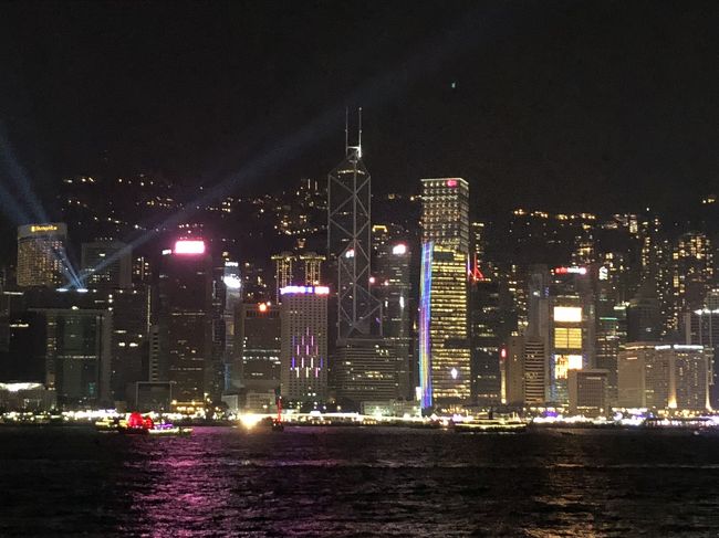 ちょうどいい時間になったので、プロムナードに移動して、シンフォニーオブライツに備えます。<br /><br />20分ほど待って、約10分間のショーを見ましたが…ま、こんなもんですかね。<br />シンガポールのと比べちゃうとちょっと。。。1度見ておけばいいかなという感じでしょうか。