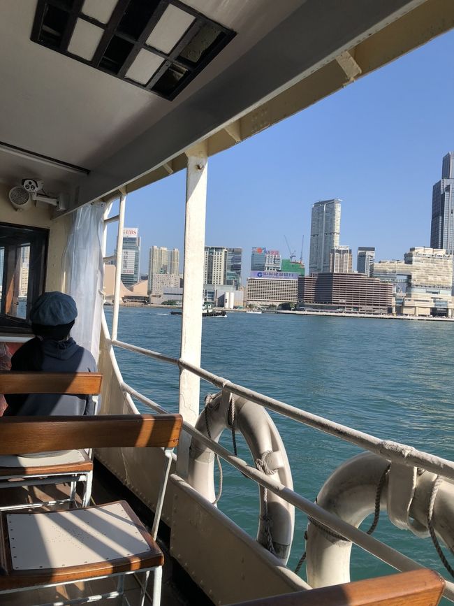 朝のフェリーも気持ちいいだろうなー、ってことで<br />湾仔からフェリーに乗ろうとバスを検索。近くで降りたつもりがあちこち工事中でなかなかフェリーピアに辿りつかず、ちょっと焦りました^^;<br /><br />が、なんとか無事にフェリーにのって、尖沙咀に戻り、またバスに乗って旺角へ。