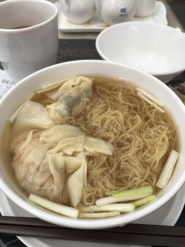 お昼にチェックアウトして、行きと同じK2のバスで九龍まで。<br />駅でインタウンチェックインをして、身軽になって、空港まで。<br /><br />ランチには、「何洪記粥麺」で、またまた海老ワンタン麺を。こちらのお店は他の2店に比べてスープがたっぷり目でした。