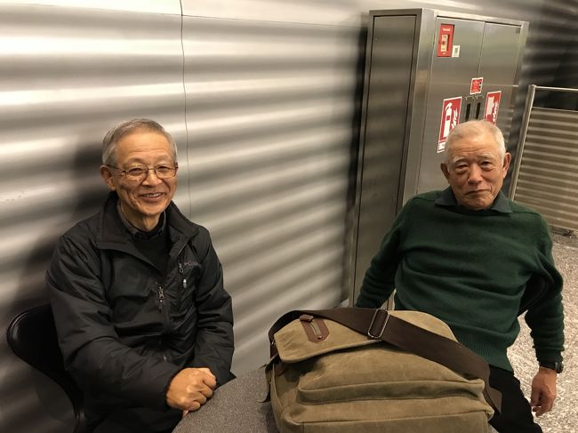 ミュンヘン空港でひと息入れているアミーゴス。