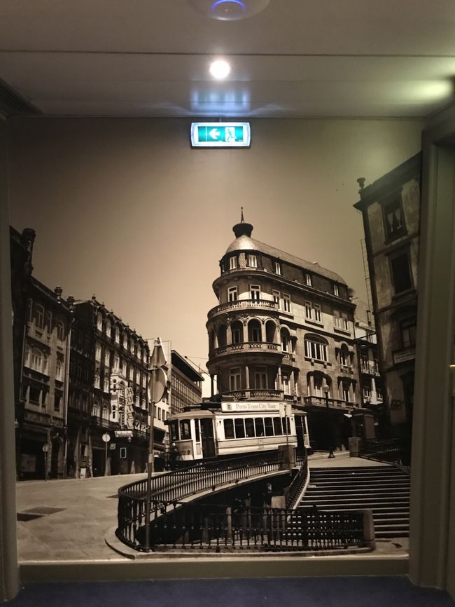 朝食会場に向かう廊下には何十年か前のポルトの街角の写真ポスターがあります。