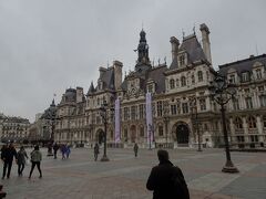 さらに、そこから徒歩圏内にあるパリ市庁舎へ。

ここも外から見るだけです。