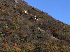 ロープウェイで榛名富士山頂近くまで登れますが、今回はもちろん歩いて山頂を目指します。